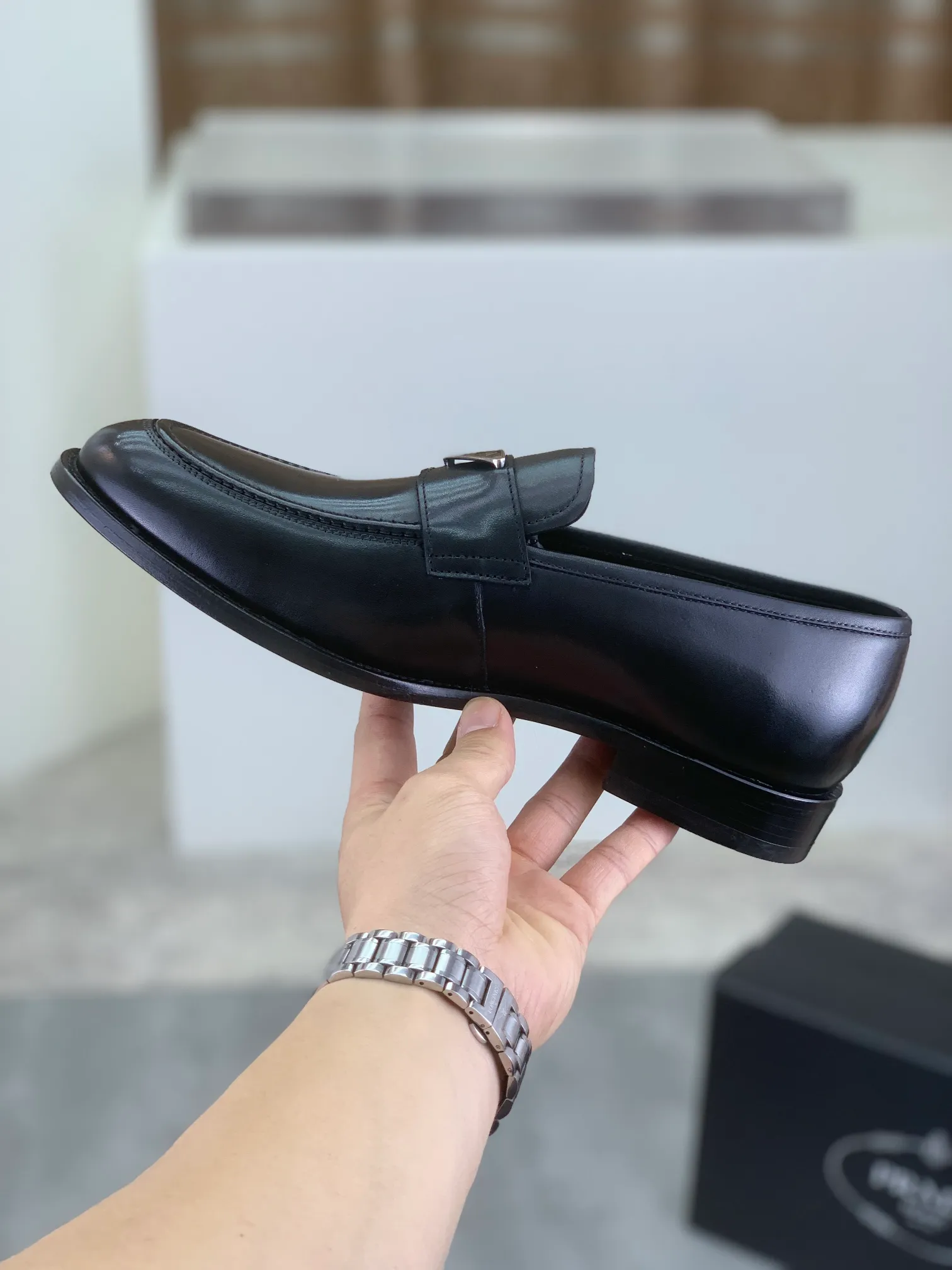 Factory price P920 💰 (high-grade genuine leather outsole) original quality, top version 🔱 ＰＲＡＤＡPrada. Men's business casual leather shoes, top quality leather shoes. 1:1 shipment⬆️Luxurious and noble👞All imported original brand fabrics, just to create a more comfortable wearing experience. Upper: Original comfortable selected calfskin➕Top imported water-dyed full cow lining, original lightweight and comfortable high-end genuine leather outsole✔️Number: 39-44 (38.45.46 can be customized)